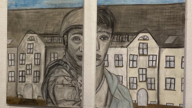 Zwei selbstgemalte Bilder, die jeweils eine halbe Person vor einem Gebäude zeigen: einmal als Soldat und einmal als Schüler
