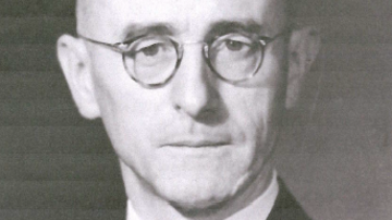 Schwarz-weiß-Foto eines Mannes mittleren Alters mit Brille