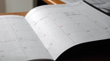 Symbolbild: ein aufgeklappter Kalender