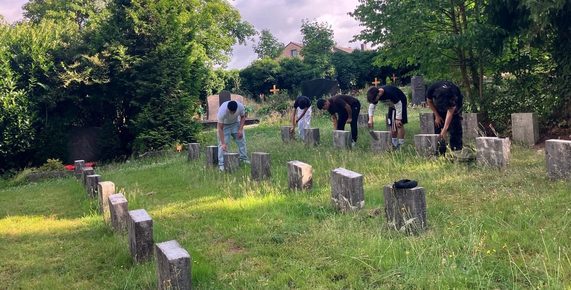 Jugendliche auf einer Kriegsgräberstätte