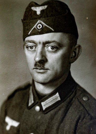 Schwarz-weiß-Foto eines Soldaten im Zweiten Weltkrieges (ab Schulter)